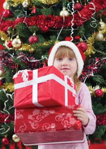 微笑与目前附近圣诞树上的小女孩