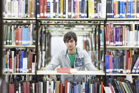 大学学生在图书馆学习