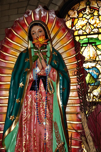 母亲玛丽在祈祷