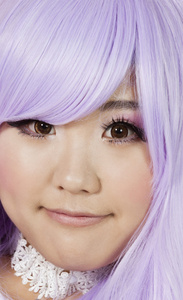 紫色假发的年轻女子