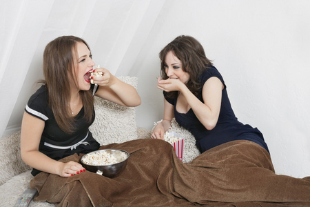 女人在床上吃爆米花