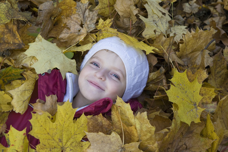 女孩躺在叶子