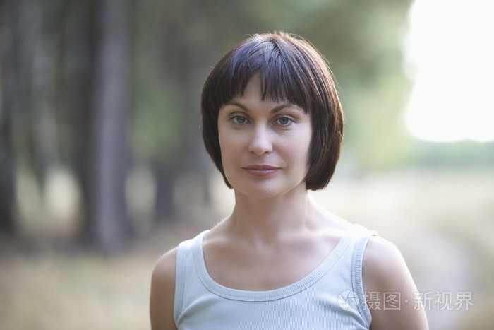 中期的成年女性凝视直接