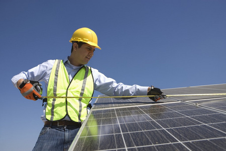 维修工人措施太阳能电池