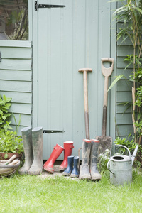 园林工具和惠灵顿靴子图片