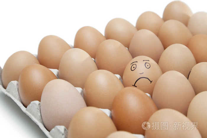 悲伤的脸画在蛋上