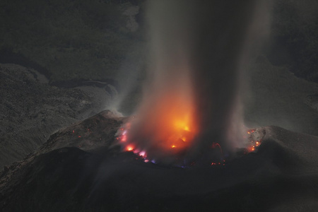 熔岩在火山口中闪耀图片