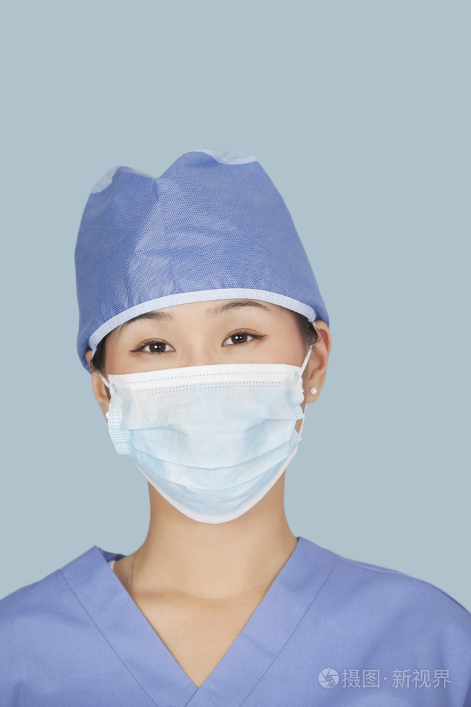 女性外科医生戴上口罩