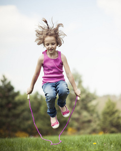 在公园里蹦蹦跳跳的小女孩图片