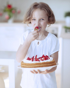 蛋糕和草莓的女孩