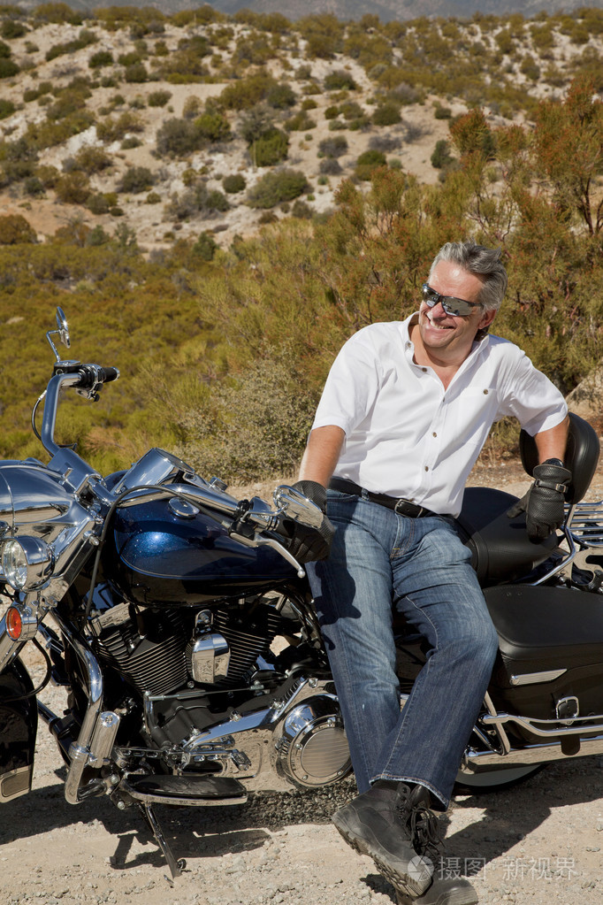老人靠摩托车照片-正版商用图片1dm0zo-摄图新视界
