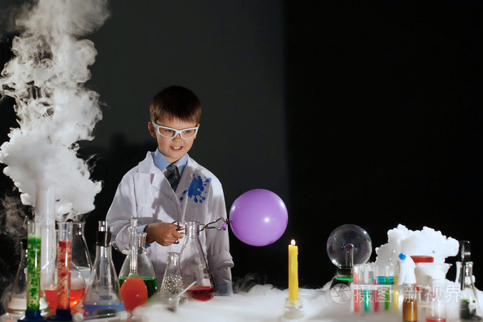 微笑小科学家在实验室里做实验