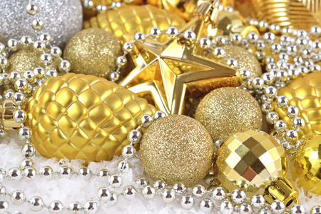 金色和银色圣诞装饰品