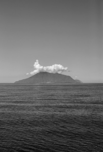 斯特龙博利火山岛屿从海的视图