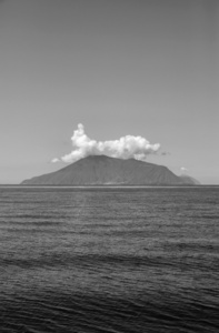 斯特龙博利火山岛屿从海的视图