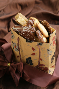 各种各样的巧克力和礼包里的杏仁饼干