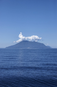 斯特龙博利火山岛屿从海的视图