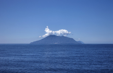 斯特龙博利火山岛屿从海的视图