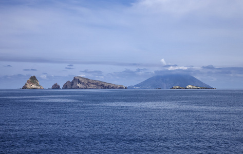 斯特龙博利火山岛屿从海的视图