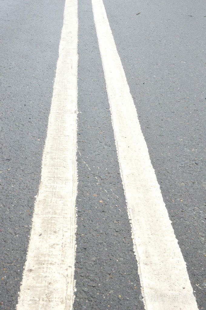 在沥青上的白线