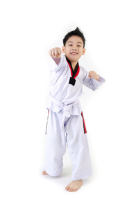 跆拳道动作由一个亚洲的可爱男孩