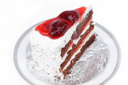 在白色背景上的草莓蛋糕