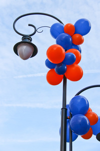 彩色的气球装饰灯笼在城市大街上的列