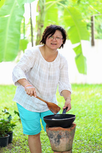 亚洲妇女正在做饭