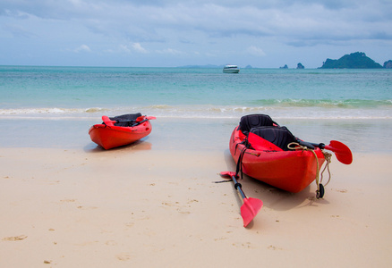 独木舟或皮划艇出海海泰国海滩上