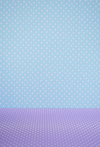 波尔卡圆点图案为蓝色的墙体和紫色的地板