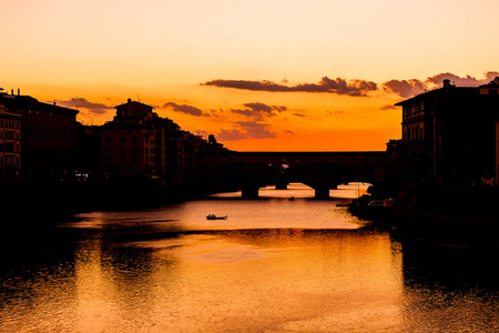 ponte vecchio 日落美景在佛罗伦萨阿诺河上