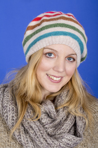 年轻漂亮的女人，穿着羊毛帽子