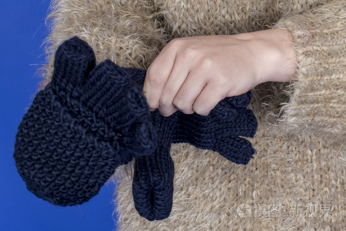 年轻漂亮的女人戴上手套