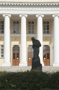 前 mariinskaya 医院和 dostoevskiy 纪念碑