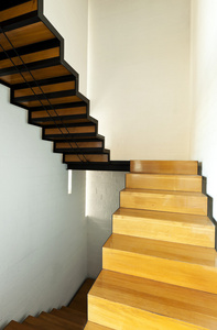 现代别墅内部，木制楼梯