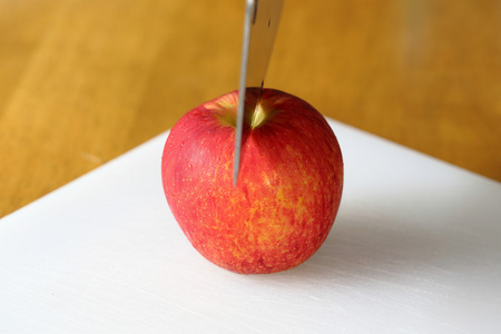 木制的桌子上的苹果