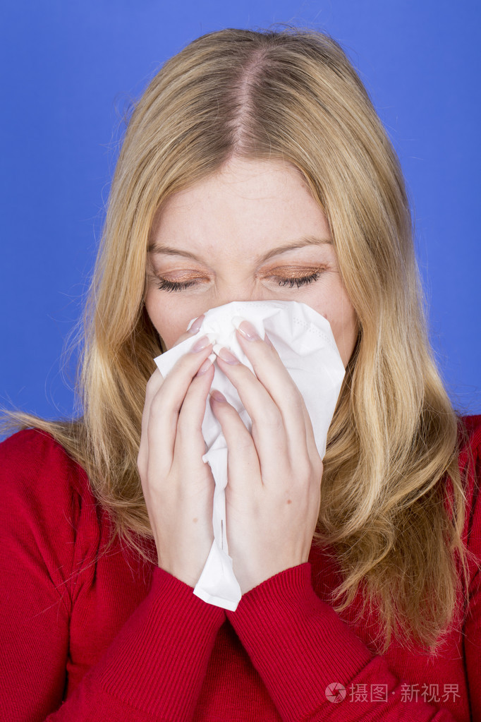 年轻漂亮的女人打喷嚏