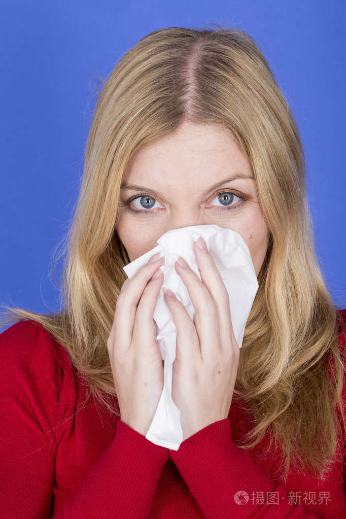 年轻漂亮的女人打喷嚏