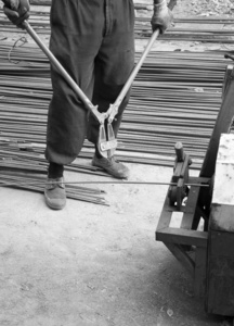 工人用铁剪刀剪钢