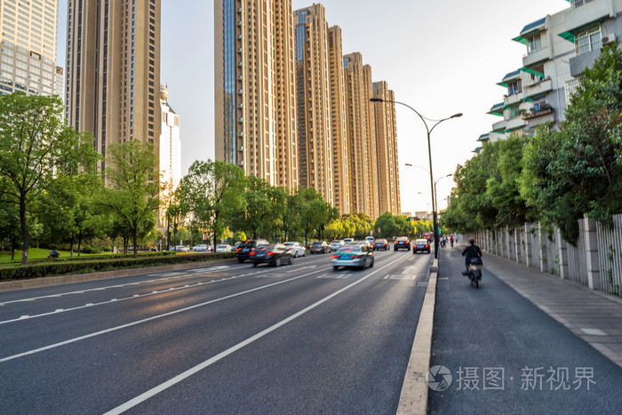 空荡荡的街道，在现代化的城市