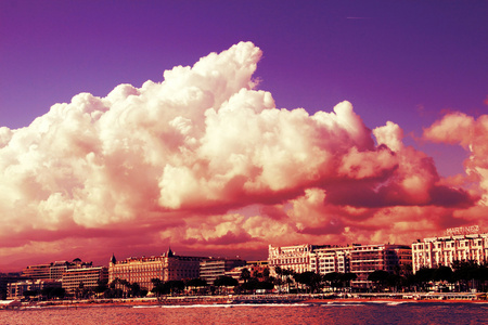 在戛纳的云。著名湾的戛纳电影节在法国的海滩与建筑物在背景中