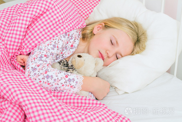 睡在床上的小女孩