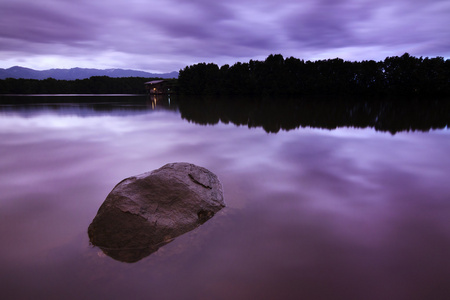 长时间曝光拍摄的一个湖上阴沉的天气
