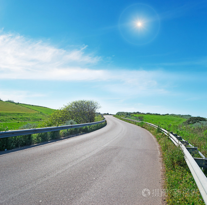 曲折的道路与太阳