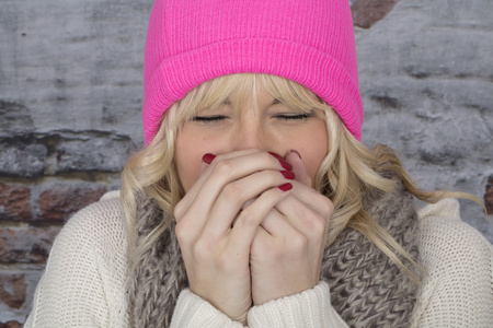 年轻漂亮的女人打喷嚏照片