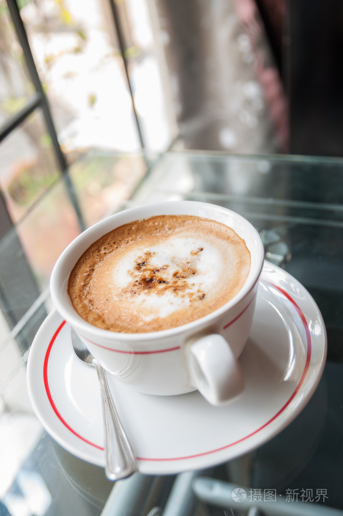 在一个玻璃桌上的咖啡照片-正版商用图片1dmql1-摄图新视界