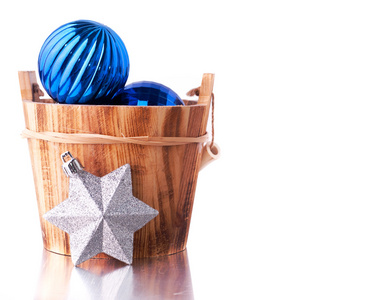 蓝色和银色圣诞装饰用木制桶