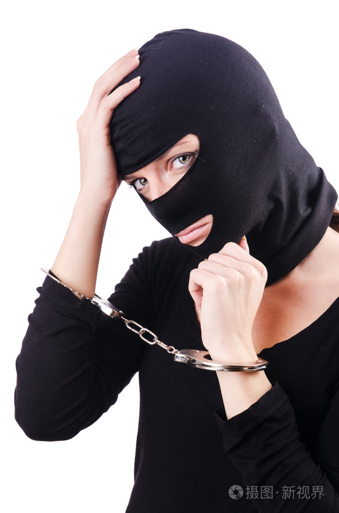 年轻的女罪犯带着手铐