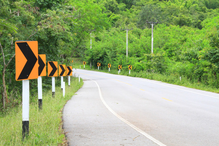 道路标志提醒司机前方危险曲线图片