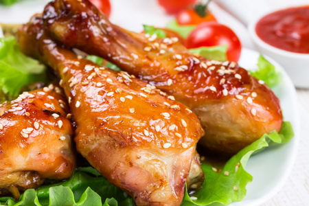 与番茄酱烤鸡肉串图片
